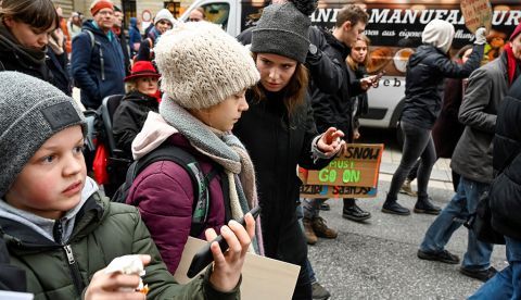 Hamburgo (Alemania), 21/02 / 2020.- La activista climática sueca Greta Thunberg (2-L) y la activista climática alemana Luisa Neubauer (C) marchan durante una manifestación de 'Viernes para el futuro' llamando a la acción contra la crisis climática en Hamburgo, norte de Alemania, 21 de febrero de 2020. Miles de escolares y estudiantes participaron en la marcha. El movimiento estudiantil internacional Fridays for Future ha sido encabezado por la activista sueca Greta Thunberg, de 17 años, desde 2018, cuando comenzó a atacar frente al parlamento sueco exigiendo que Estocolmo cumpla con los objetivos establecidos en el Acuerdo de París 2015. (Protestas, Alemania, Estados Unidos, Hamburgo, Estocolmo) EFE / EPA / MARTIN ZIEMER