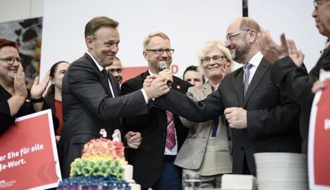 BERLÍN (ALEMANIA) 30/06/2017.- El líder socialdemócrata (SPD), Martin Schulz (d), el diputado Thomas Oppermann (c-i) y el diputado Johannes Kahrs celebran tras la aprobación de la legalización del matrimonio homosexual en el Parlamento en Berlín (Alemania) hoy, 30 de junio de 2017. El pleno de la Cámara baja alemana aprobó hoy la legalización del matrimonio homosexual, un proyecto impulsado por los socialdemócratas rompiendo el acuerdo de coalición con los conservadores de la canciller, Angela Merkel. EFE/Clemens Bilan