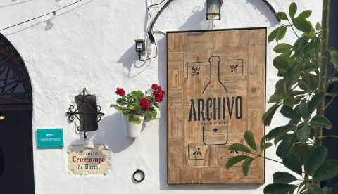 Archivo, una casa de comidas contemporánea que reinterpreta la cocina gaditana en Tarifa