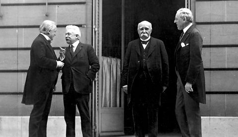 Lloyd George (Reino Unido), Orlando (Italia), Clemenceau (Francia) y Wilson (Estados Unidos) en una reunión preparatoria de la Sociedad de Naciones, de la que finalmente los norteamericanos se autoexcluirían por decisión del Congreso 