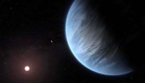 Representación artística del exoplaneta K2-18b, orbitando a una estrella enana roja. El mundo, cubierto por agua, podría ser uno de los muchos miles de millones de planetas acuáticos presentes en la Vía Láctea. (Hubble/ESA)