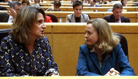 La vicepresidenta y ministra para la Transición Ecológica y el Reto Demográfico, Teresa Ribera (i), conversa con la vicepresidenta de Asuntos Económicos, Nadia Calviño, este martes, durante la sesión de control al Gobierno en el Senado en Madrid. EFE/Kiko Huesca