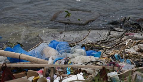 Fotografía de basura junto a un río. EFE/Marcelo Sayão/Archivo