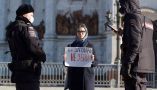 Anastasia Parshkova tenant une affiche qui dit « Tu ne tueras point », devant la cathédrale du Christ-Sauveur, à Moscou, le 15 mars 2022, peu avant son arrestation. (Résistance féministe antiguerre), Author provided