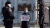 Anastasia Parshkova tenant une affiche qui dit « Tu ne tueras point », devant la cathédrale du Christ-Sauveur, à Moscou, le 15 mars 2022, peu avant son arrestation. (Résistance féministe antiguerre), Author provided