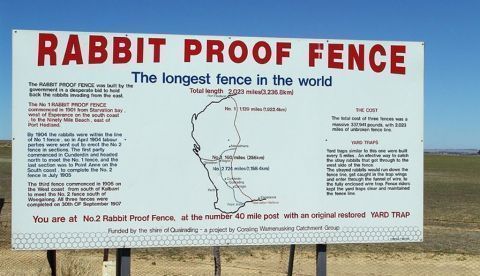 Carteles como este se colocan a modo de hitos a lo largo de la valla a prueba de conejos de Australia. Este está situado en la milla 40 de la valla 2.