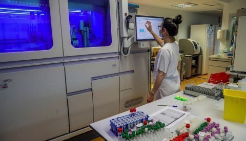 Personal sanitario trabaja en el laboratorio del Hospital Puerta de Hierro. EFE/JuanJo Martí