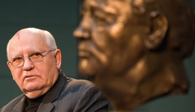 En novembre 2009, un buste représentant Mikhaïl Gorbatchev est dévoilé à Berlin, en sa personne, pour célébrer les vingt ans de la chute du mur de Berlin. Mais l’homme qui mit fin à la guerre froide n'est pas perçu positivement par l'ensemble de ses anciens concitoyens… Leon Neal/AFP