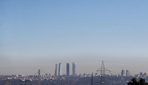 En la foto, vista de la entrada a Madrid desde la A-6, desde donde se aprecia la nube de contaminación. EFE/Juan Carlos Hidalgo/Archivo