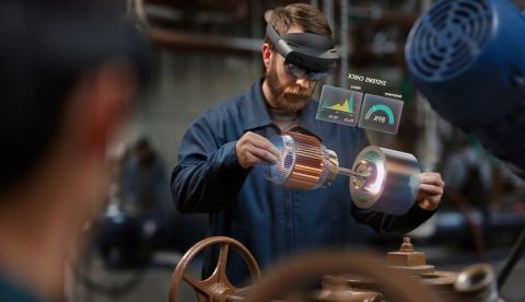 Un operario utiliza la nueva tecnología de "realidad mixta" que combina la realidad aumentada, las holografías y la inteligencia artificial sin salir nunca del entorno físico y real. Foto cedida por Microsoft España. EFE