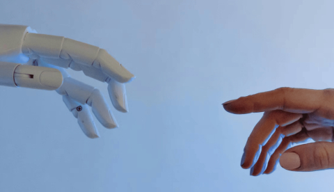 La colaboración entre el robot y el humano es esencial en entornos industriales. Tara Winstead / Pexels., CC BY