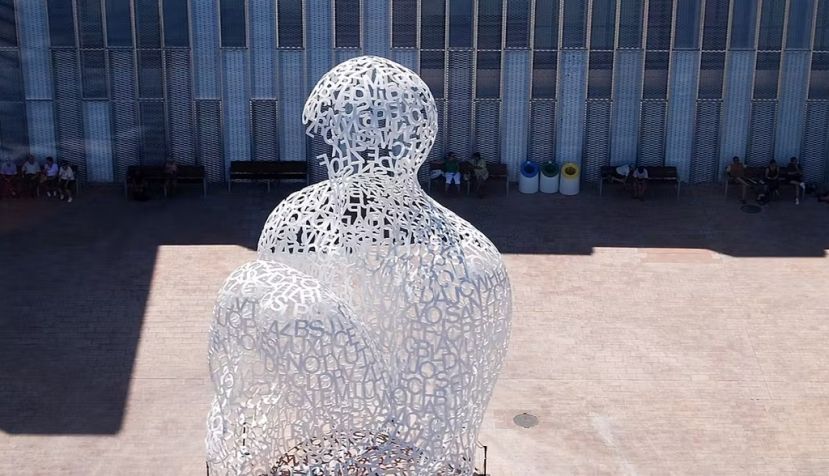 El alma del Ebro, obra de Jaume Plensa. Está formada por un conglomerado de letras de acero. Se encuentra frente al Palacio de Congresos de Zaragoza. Wikimedia Commons 