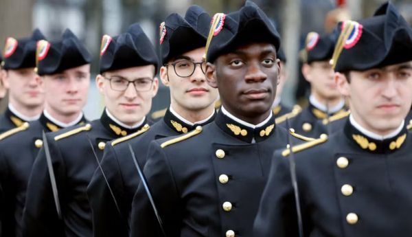 Des étudiants de l'école polytechnique en uniforme. L'École polytechnique est souvent associée à la sélectivité, à l'excellence académique, mais aussi à l'élitisme et à la technocratie qui sont sources de critiques depuis sa création. Ludovic Marin/AFP