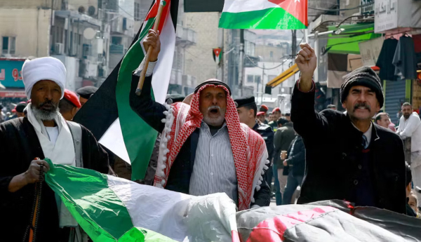 Manifestation à Amman, capitale de la Jordanie, le 14 février 2025, contre la proposition de Donald Trump de prendre le contrôle de la bande de Gaza et de déplacer plus de deux millions de Palestiniens hors du territoire. KhalilMazraawi/AFP