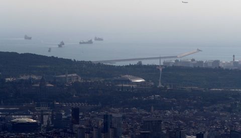 Vista del puerto de la ciudad de Barcelona que está bajo un episodio de alta contaminación tras detectar altos niveles de partículas en el aire. EFE/Alejandro García
