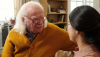  Un hombre mayor con una cuidadora. Pressmaster/Shutterstock