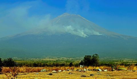 Vista general del Volcán Popocatépetl en San Pedro Benito Juárez (México). EFE/Archivo 	   