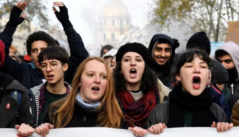  Des jeunes marchent derrière une banderole lors d'une manifestation à Paris contre la réforme du système de retraite. Bertrand Guay/AFP