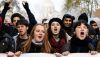  Des jeunes marchent derrière une banderole lors d'une manifestation à Paris contre la réforme du système de retraite. Bertrand Guay/AFP