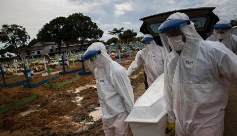 Trabajadores entierran, el 27 de enero de 2021, a una persona fallecida por covid-19, en el cementerio público Nossa Senhora Aparecida en Manaos, Amazonas (Brasil)