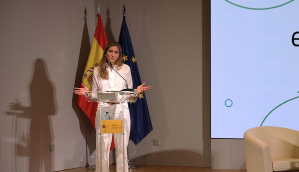 La vicepresidenta del Gobierno y ministra para la Transición Ecológica y el Reto Demográfico durante la inauguración de la Sesión de Escucha y Participación Energías Renovables y Territorio. / © lamoncloa.gob.es. Ministerio de la Presidencia.