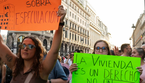 Manifestantes marchan por el centro de Madrid para protestar contra los elevados precios de la vivienda y los alquileres, y para exigir medidas que aborden la crisis de la vivienda en España, el 26 de septiembre de 2026. ÓSCAR GONZÁLEZ FUENTES/Shutterstock