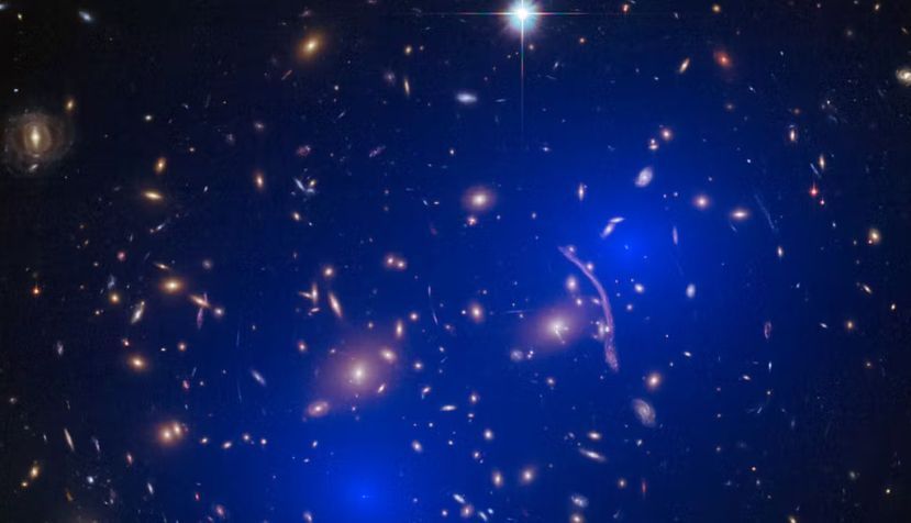 Cúmulo de galaxias Abell 370 . En la imagen se muestra en azul un mapa de la materia oscura que se encuentra dentro del cúmulo. NASA, ESA, D. Harvey (École Polytechnique Fédérale de Lausanne, Suiza), R. Massey (Universidad de Durham, Reino Unido), el equipo Hubble SM4 ERO y ST-ECF, CC BY