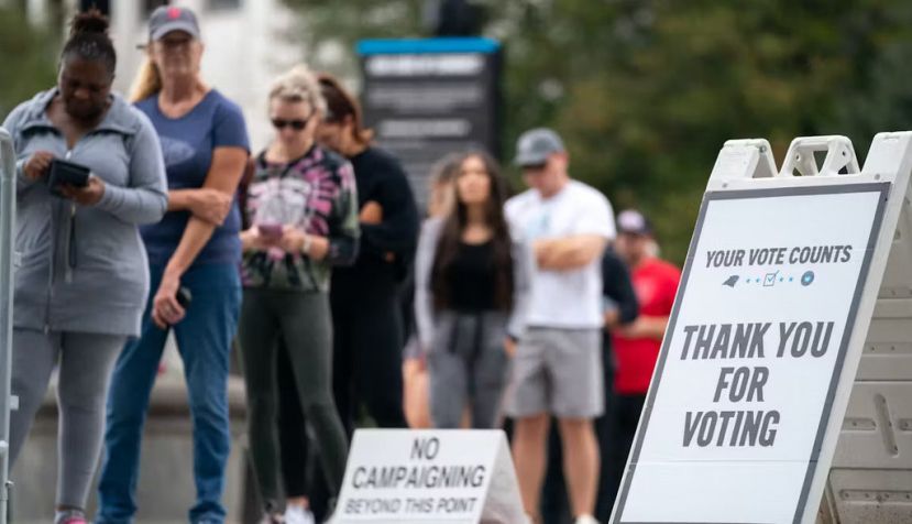 Des électeurs font la queue devant un bureau de vote le 5 novembre 2022 à Charlotte, en Caroline du Nord. Sean Rayford/Getty Images/AFP