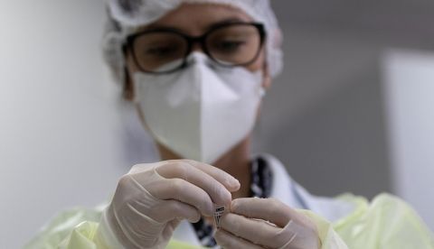 Guantes y mascarillas, el coste ambiental de frenar el avance de un virus / EFE.