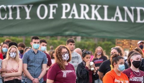 Vista de un homenaje, este 14 de febrero de 2021, en el parque Pine Trail para las 17 víctimas del tiroteo de hace tres años en la escuela Marjory Stoneman Douglas de Parkland, Florida.