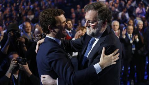 Pablo Casado (i) junto a Mariano Rajoy en una imagen de archivo.