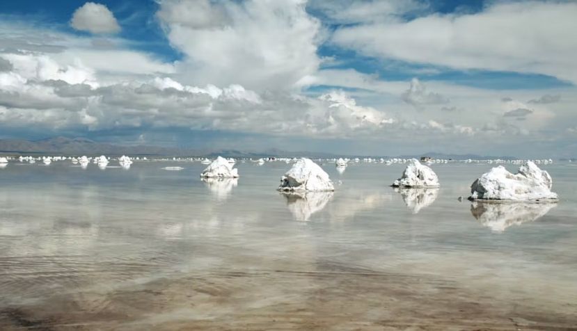 Montones de sal que contienen litio en el salar de Uyuni, en Bolivia. TomaB/Flickr, CC BY