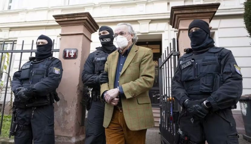 Arrestation d’Heinrich XIII à Francfort-sur-le-Main, le 7 décembre 2022. Plus de 3 000 agents, dont des unités d’élite antiterroristes, ont pris part à une série de descentes matinales dans tout le pays et ont fouillé plus de 130 propriétés. Boris Roessler/DPA/AFP