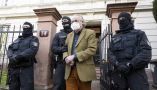 Arrestation d’Heinrich XIII à Francfort-sur-le-Main, le 7 décembre 2022. Plus de 3 000 agents, dont des unités d’élite antiterroristes, ont pris part à une série de descentes matinales dans tout le pays et ont fouillé plus de 130 propriétés. Boris Roessler/DPA/AFP