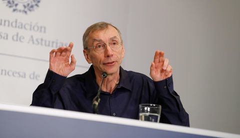 El biólogo sueco Svante Pääbo, el primero en demostrar que los humanos modernos se cruzaron y mezclaron con los neandertales, durante la conferencia de prensa que ofreció hoy en Oviedo, donde el viernes recibirá el Premio Princesa de Asturias de Investigación Científica y Técnica. EFE