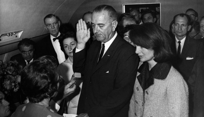 Lyndon B. Johnson prestando juramento como presidente de los Estados Unidos, a bordo del Air Force One, tras el asesinato de John F. Kennedy, el 22 de noviembre de 1963.