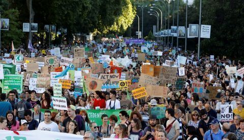 Miles de personas durante la manifestación que el pasado mes de septiembre recorrió las calles de la capital, contra la crisis climática. EFE/Ballesteros/Archivo