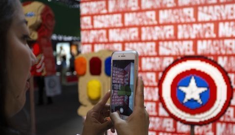 Una persona toma una foto del logo de "Capitán América". EFEEFE/EPA/ADAM S DAVI/Archivo