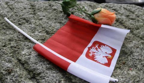Una rosa y una bandera polaca en la tumba del alcalde Henryk Sucharski, que defendió Polonia en los primeros días de la II Guerra Mundial.