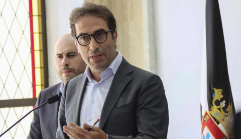 El ministro de Economía y vicepresidente primero del Gobierno, Carlos Cuerpo, en una comparecencia en la ciudad de Ceuta. (EFE/Reduan)