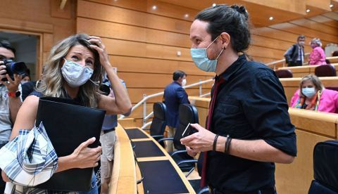 Pablo Iglesias, conversa con la ministra de Trabajo, Yolanda Díaz, que lo sustituirá al frente de la vicepresidencia.
