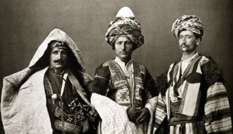 Kurdos con el vestido tradicional (1873). / Wikipedia.