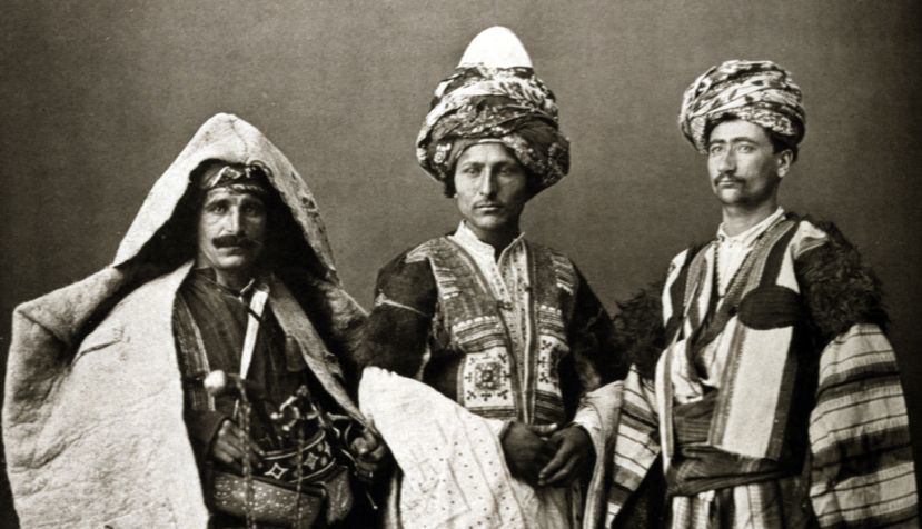 Kurdos con el vestido tradicional (1873). / Wikipedia.