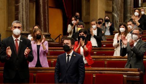 El nuevo presidente de la Generalitat, Pere Aragonès (2d), sale tras ser elegido por mayoría absoluta en la segunda jornada del debate de investidura celebrado en el Parlament ayer viernes.