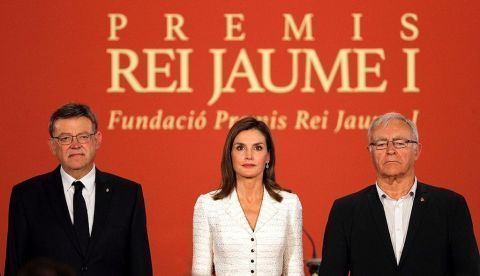 La reina Letizia junto al president de la Generaltat valenciana, Ximo Puig (i), y el alcalde de Valencia, Joan Ribó, a su llegada a la Lonja de València donde preside la vigésimo novena edición de los Premios Jaime I dedicados a la promoción de la Ciencia y la Investigación en España. EFE
