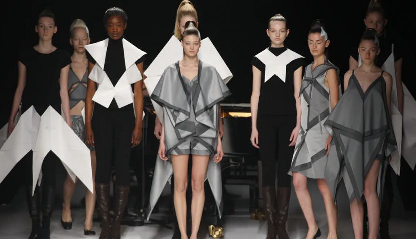 Desfile de Issey Miyake durante la Semana de la Moda de París de 2011. Shutterstock / FashionStock.com