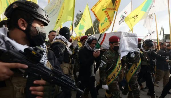 Bagdad, le 25 janvier 2024. Des membres des Forces de mobilisation populaire irakiennes portent le cercueil d’un camarade tué lors d’une frappe aérienne américaine. Ahmad Al-Rubaye/AFP