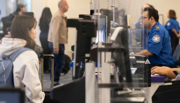 Comprobación de documentos en el aeropuerto de San José (California, Estados Unidos). Matt Gush/Shutterstock