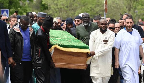 L’hommage à Aboubakar Cissé (22 ans), assassiné le 25 avril dans la mosquée Khadija de La Grand-Combe (Gard), s’est déroulé le 2 mai 2025 au même endroit. Une information judiciaire a été ouverte pour « meurtre aggravé par préméditation et à raison de la race ou de la religion ». Sylvain Thomas/AFP