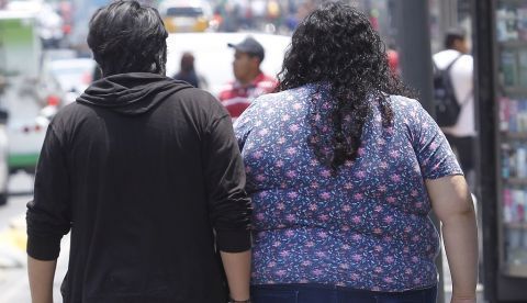 Persona con obesidad por calles de Ciudad de México (México). . EFE/ Sáshenka Gutiérrez